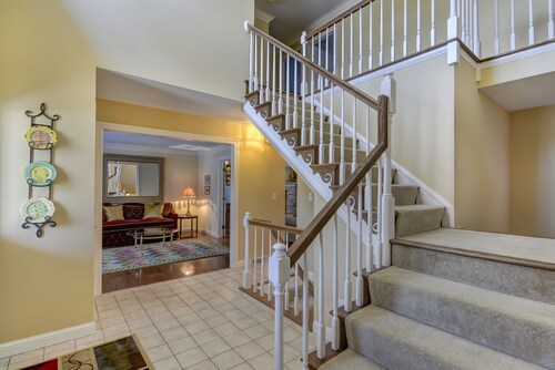 Moderni kuin uusi LUXURY 3200 SQ FT Koti upealla paikalla!