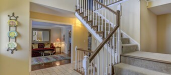 Moderne som nyt LUKSUS 3.200 SQ FT Hjem i en fantastisk beliggenhed!