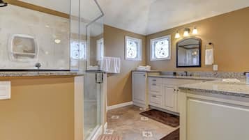 Ensemble douche/baignoire, sĂšche-cheveux, serviettes fournies, savon