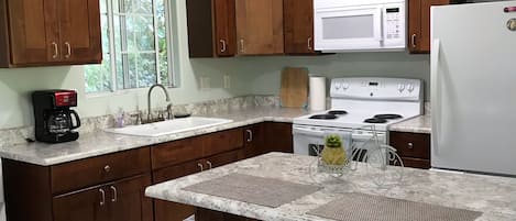 Een koelkast, een magnetron, een oven, een kookplaat