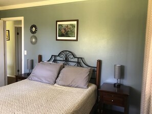 3 bedrooms, desk, travel cot, free WiFi - Cozy 3 bedroom home 20 minutes from hilo (Keaau)