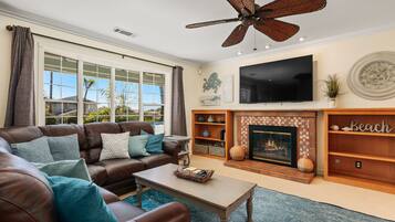 Una Smart TV, una chimenea, videojuegos, un reproductor de DVD