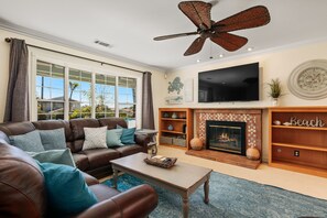 Una Smart TV, una chimenea, videojuegos, un reproductor de DVD