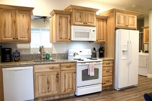 Fridge, microwave, oven, stovetop - ZC2 Home Base for Zion With Two Masters (La Verkin)