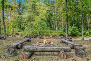 Property grounds - Mariposa Moon Cottage  - Special Experiences Made Here! (Berkeley Springs)