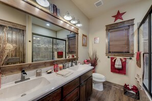 Combined shower/bathtub, hair dryer, towels, toilet paper - Beautiful custom barndominium perfect for Aggie game day, events and getaways! (Caldwell)
