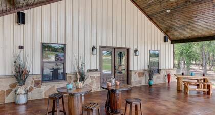 Beautiful custom barndominium perfect for Aggie game day, events and getaways!