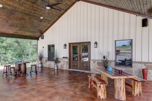 Outdoor dining - Beautiful custom barndominium perfect for Aggie game day, events and getaways! (Caldwell)