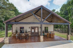 Outdoor dining - Beautiful custom barndominium perfect for Aggie game day, events and getaways! (Caldwell)