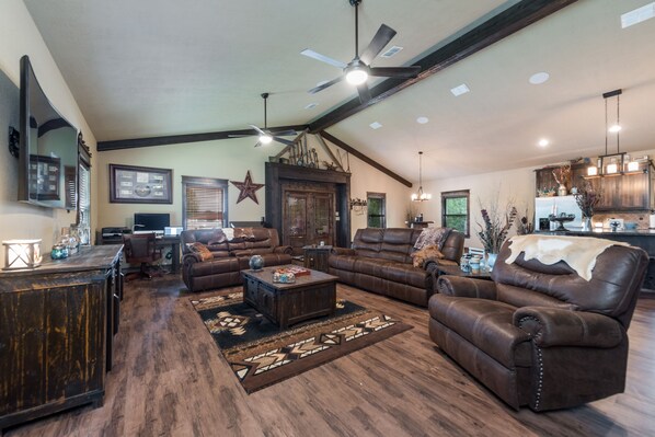 Smart TV, chimenea y reproductor de DVD 