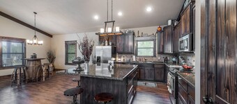 Beautiful custom barndominium perfect for Aggie game day, events and getaways!