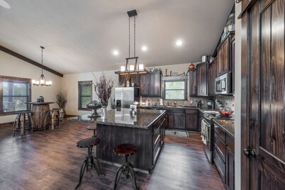 Beautiful custom barndominium perfect for Aggie game day, events and getaways!