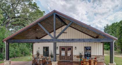 Beautiful custom barndominium perfect for Aggie game day, events and getaways!