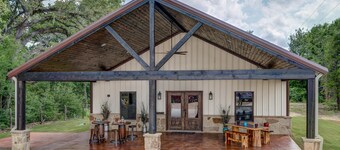 Beautiful custom barndominium perfect for Aggie game day, events and getaways!