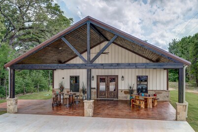 Beautiful custom barndominium perfect for Aggie game day, events and getaways!