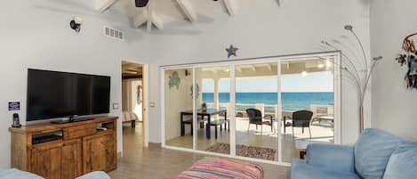 TV connectée, cheminée, livres