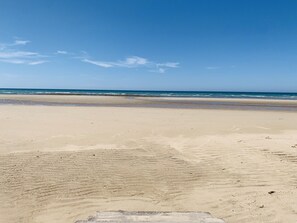 Sur la plage, chaise longue