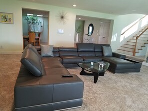 Smart-TV, Kamin, DVD-Player, Bücher