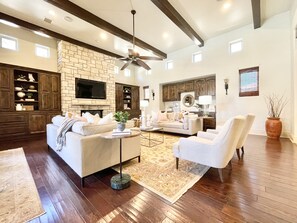 スマートテレビ、暖炉、テーブルサッカー台、書庫