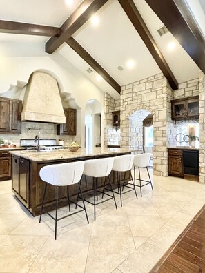 冷蔵庫、電子レンジ、オーブン、コンロ