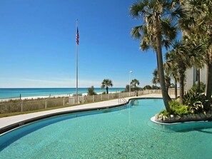 Een verwarmd zwembad