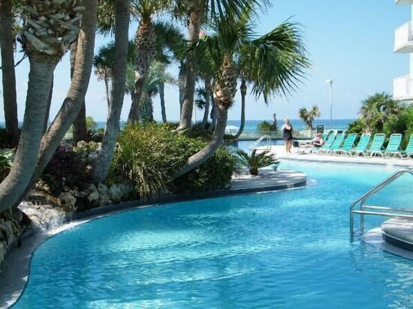 Lämmitetty uima-allas