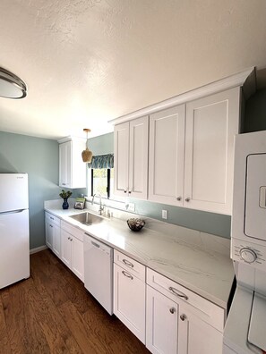 冷蔵庫、電子レンジ、オーブン、コンロ