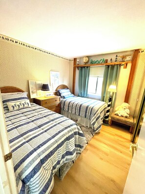3 slaapkamers, een bureau, een strijkplank/strijkijzer, reisbedje