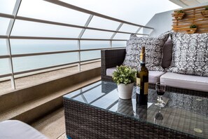 Studio with Seaview | Bureau, rideaux occultants, fer et planche à repasser, Wi-Fi gratuit