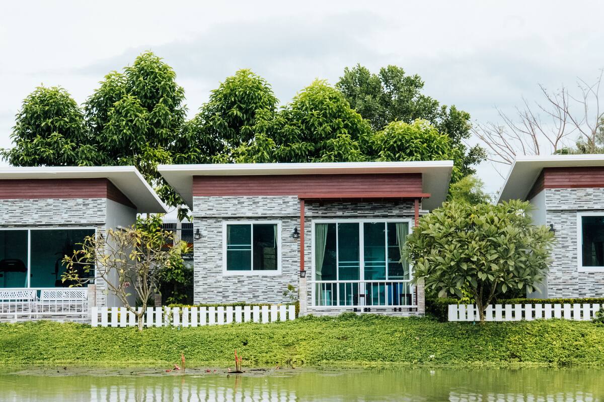 2-Bedroom Bungalow  | 숙박 시설 정면