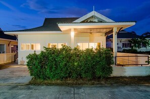 住宿正面 - 傍晚/夜晚