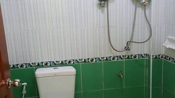 Standard Room | Bathroom | Shower, free toiletries, towels