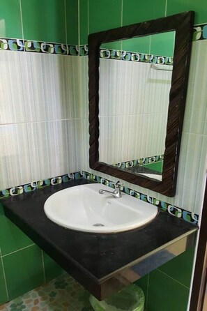 Shower, free toiletries, towels - Ton Taan Resort Muang (Ban Lat)