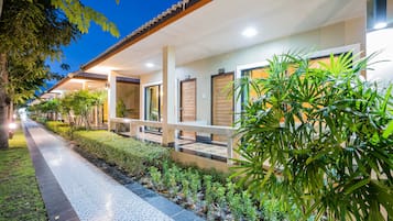 Superior Double or Twin Room Garden View | Meja, ruang kerja komputer riba, langsir/tirai gelap terus 