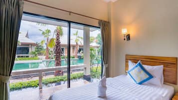 Habitación superior con 1 cama doble o 2 individuales, vistas a la piscina | Escritorio, espacio para trabajar con un portátil, cortinas opacas