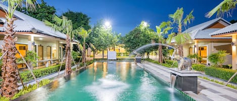 Hồ bơi ngoài trời