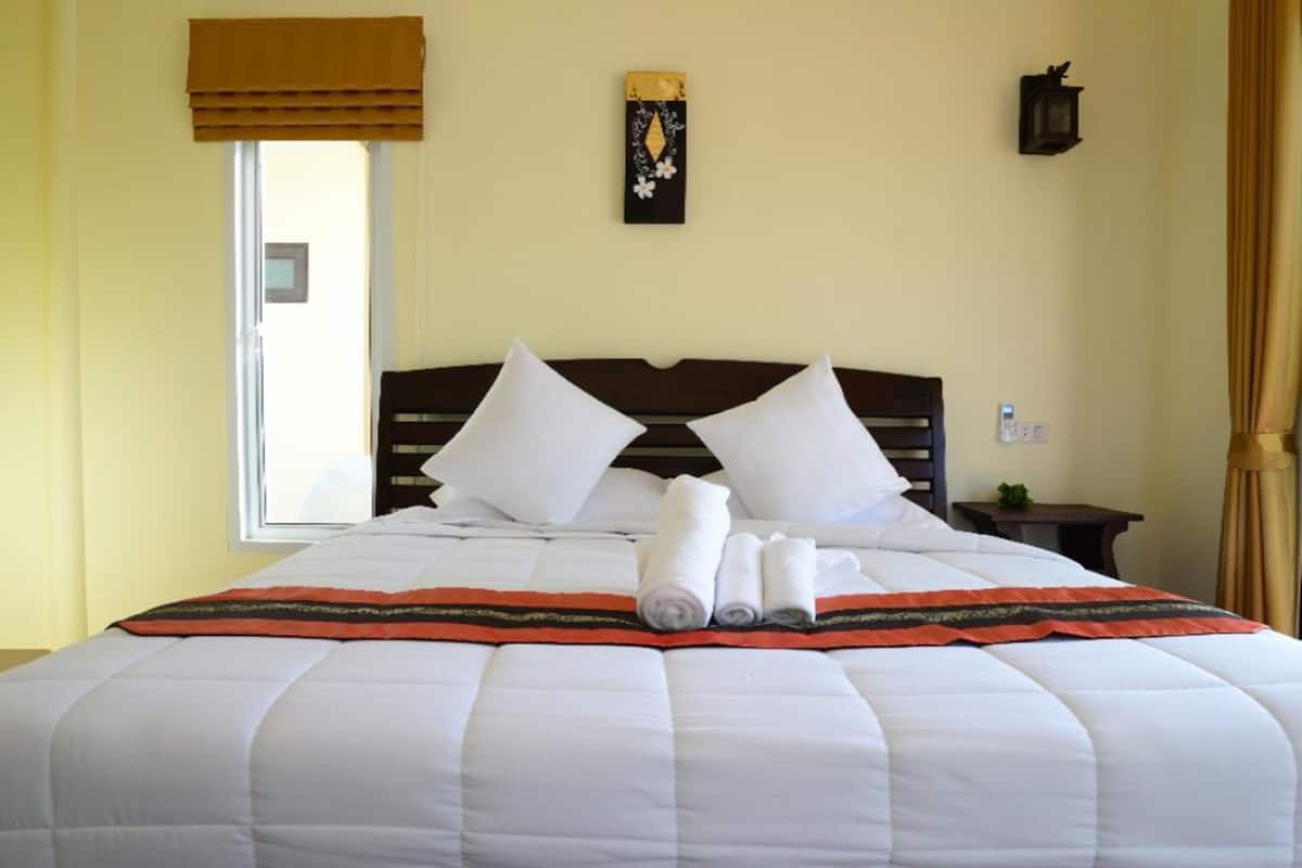 Bungalow | Blackout drapes, rollaway beds (surcharge), WiFi (free)