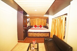 Desk, bed sheets - OYO Flagship 8594 Golden Nest (Nainital)