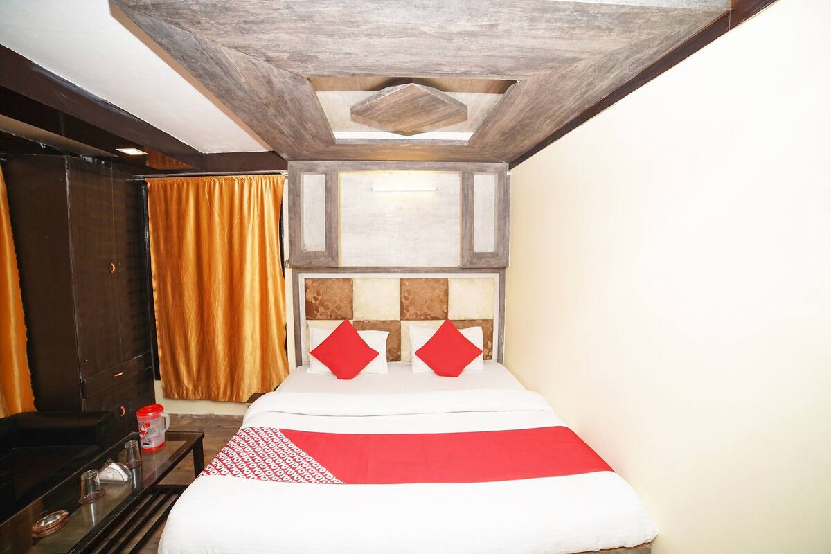 Single Room | Desk, bed sheets