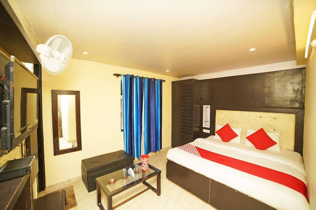 Double Room | Desk, bed sheets