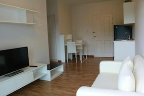 1-Bedroom Condo | Coin séjour | Télévision LCD de 32 pouces avec chaînes numériques, télévision