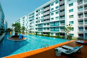 Outdoor pool, pool loungers - Baan Kum Siri - The Trust Condominium (Hua Hin)