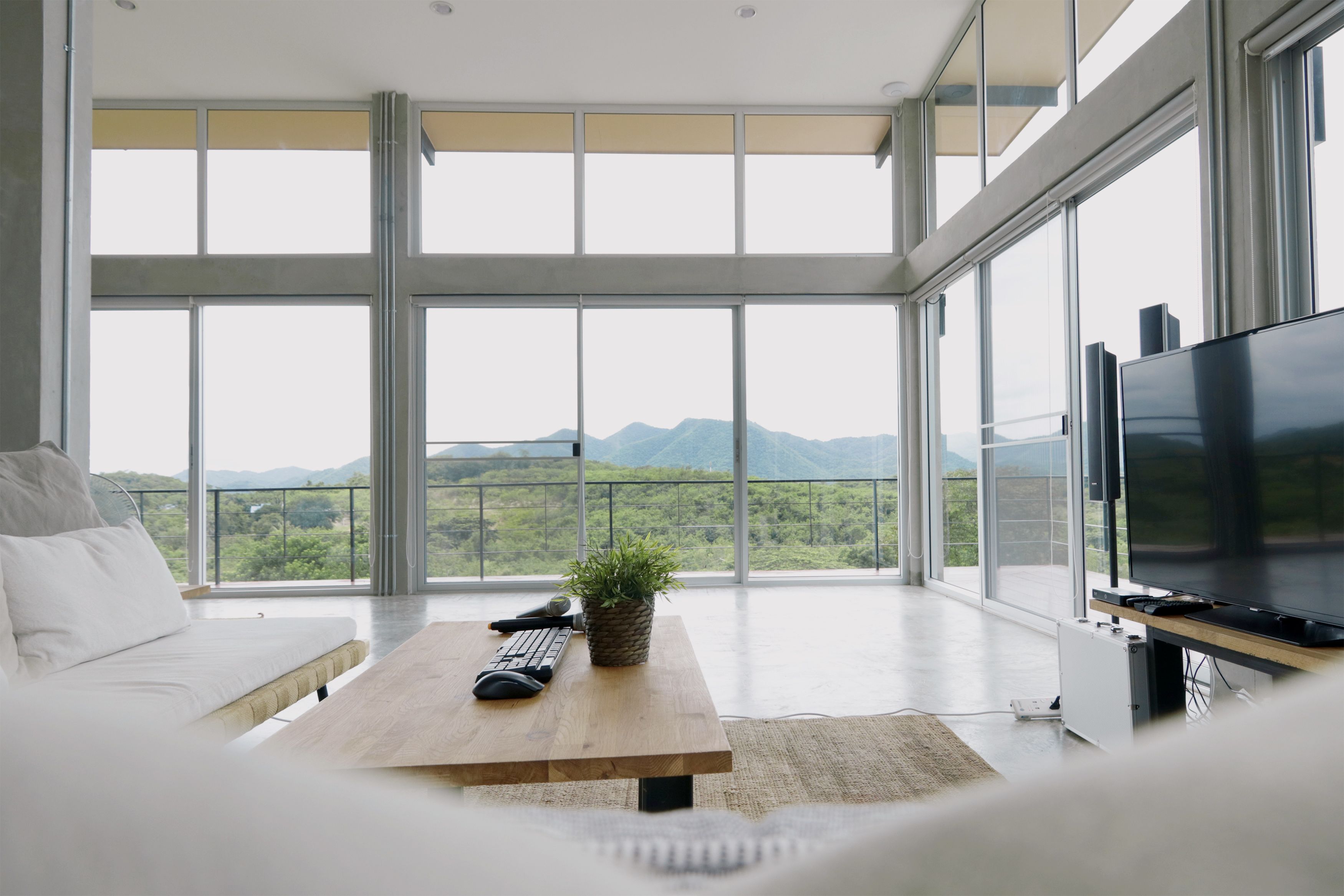 Casa familiar, 2 habitaciones, vistas a la montaña, junto a la montaña | Sala de estar | Una televisión LCD, un reproductor de DVD