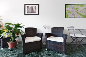 Lobby sitting area - Take It Easy Roma Guest House (Rome)