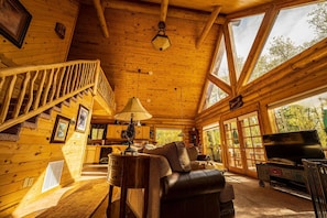 Smart TV, fireplace, DVD player, books - Tranquil 5 Star Rated Log Cabin-King Beds-Peaceful-Walk to Fishing Ponds (Fairplay)