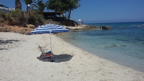 Perto da praia, espreguiçadeiras, toalhas de praia