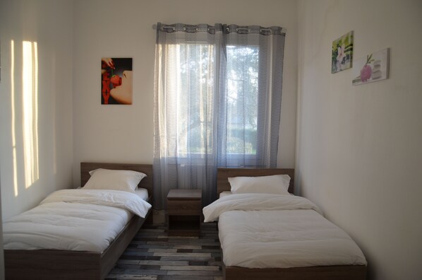 3 chambres, fer et planche à repasser, lit de bébé portatif