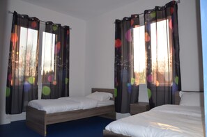 3 habitaciones, tabla de planchar con plancha y cuna de viaje 