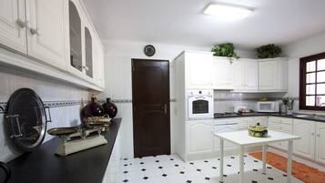 Geladeira, micro-ondas, cooktop, lava-louças