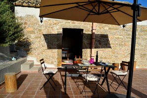 Outdoor dining - the house in the vineyard, a refined country house (Erice)
